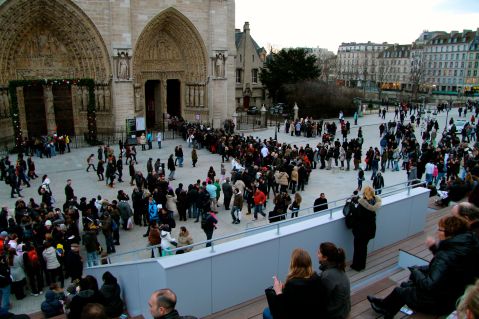 Queues to get into the Notre Dame